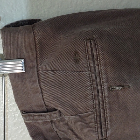 USED DOCKERS SIZE W40 L29 RELAXED FIT HAS BLEACH STAIN AS SEEN IN PHOTOS - Picture 7 of 9